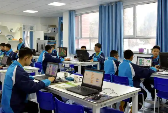 学生可动态复现真实场景实现物理环境与数字空间的虚实共生 学生可动态复现真实场景实现物理环境与数字空间的虚实共生