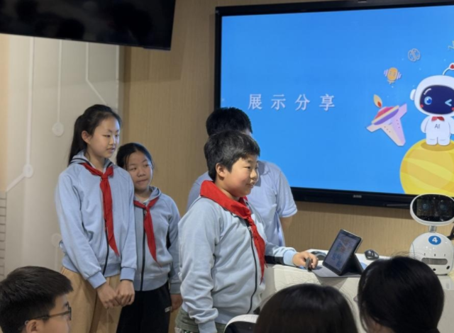 学生们则需求自主判断其是否契合自己的需求并进一步提出修改