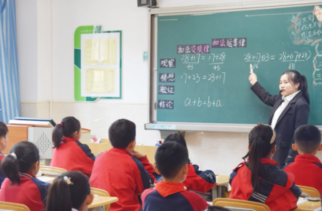 将课堂真实交还学生数学课上学生化身校园测量师实地测量 将课堂真实交还学生数学课上学生化身校园测量师实地测量