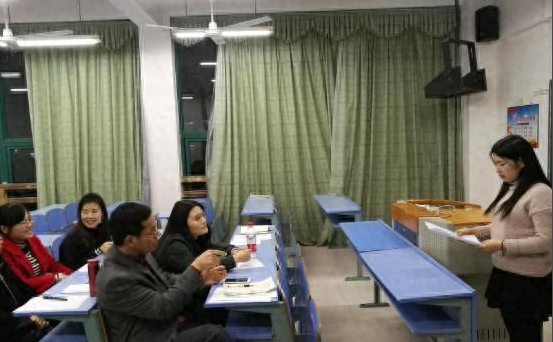 孩子和同学争论问题有时甚至吵起来这是学术上的讨论不是吵架 孩子和同学争论问题有时甚至吵起来这是学术上的讨论不是吵架