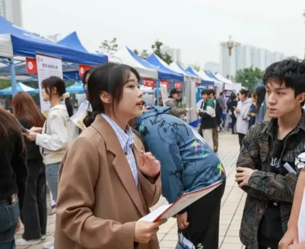 核心的就业育人主题教育引导毕业生树立积极求职心态